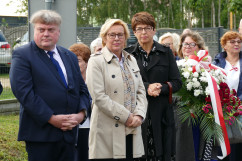 Obchody 75. rocznicy śmierci kpt. Stanisława Lisieckiego „Jaguara” - wicewojewoda RObert Magdziarz, europoseł Jadwiga Wiśniewska oraz kurator Urszula Bauer podczas uroczystości pod pomnikiem /fot. A. Księżnik/