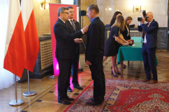 Fotogaleria z uroczystości wręczenia odznaczeń państwowych w Sali Marmurowej Śląskiego Urzędu Wojewódzkiego w Katowicach / fot. Anna Herz/