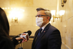 Dziesiątki inwestycji, kilometry dróg /fot. K. Szczepanek/ - wojewoda śląski Jarosław Wieczorek podczas udzielania wywiadu. 