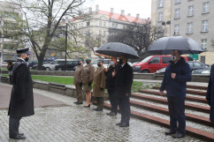 Uroczystość podniesienia flagi państwowej na maszt  przy udziale wojewody śląskiego Jarosława Wieczorka i wicewojewody Roberta Magdziarza