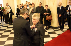 Galeria zdjęć z uroczystości wręczenia odznaczeń państwowych, która odbyła się w westybulu Urzędu /fot. A. Karendał/