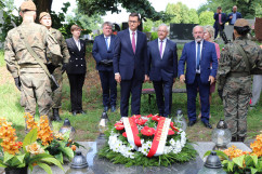 Uroczystości z okazji 130. rocznicy urodzin Alfonsa Zgrzebnioka połączone z obchodami 102. rocznicy wybuchu I Powstania Śląskiego. Uczestnicy uroczystości stoją przed grobem Wolnik  /foto: I. Matuszewska