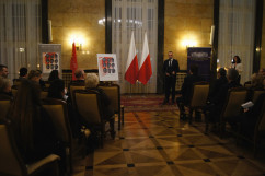 Zdjęcia z uroczystego odsłonięcia znaczka pocztowego Dziewięciu z 