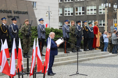 Obchody 231. rocznicy uchwalenia Konstytucji 3 maja - doradca wojewody śląskiego Czesław Sobierajski odczytuje list wojewody śląskiego Jarosława Wieczorka podczas uroczystości 231. rocznicy uchwalenia Konstytucji 3 maja /fot. ŚUW/