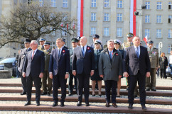 Wspólnie świętujemy Dzień Flagi Rzeczypospolitej Polskiej - uczestnicy uroczystości na placu Chrobrego /fot. K.Szczepanek/