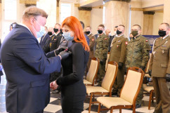 Uroczystość wręczenia odznaczeń państwowych - wręczenie odznaczenia przez Wicewojewodę Śląskiego /fot. B. Półrolnik/
