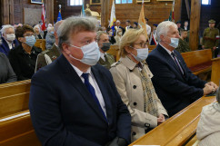 Obchody 75. rocznicy śmierci kpt. Stanisława Lisieckiego „Jaguara” - wicewojewoda Robert Magdziarz, europoseł Jadwiga Wiśniewska i przedstawiciel rodziny kpt. St. Lisieckiego podczas mszy św. /fot. A. Księżnik/