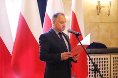 Obchody Narodowego Dnia Powstań Śląskich - przemawia dyrektor wydziału Poczty Polskiej Mariusz Dawid /fot. ŚUW/