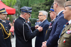 Przyznanie złotego medalu wojewodzie