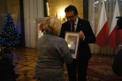 Zdjęcia z uroczystego odsłonięcia znaczka pocztowego Dziewięciu z 