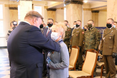 Uroczystość wręczenia odznaczeń państwowych - wręczenie odznaczenia przez Wicewojewodę Śląskiego /fot. B. Półrolnik/