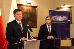 Galeria ze zdjęciami z briefingu ws. realizacji ustawy dekomunizacyjnej, podczas którego wojewoda Jarosław Wieczorek podpisał zarządzenia zmieniające nazwy ulic / fot. A. Karendał/