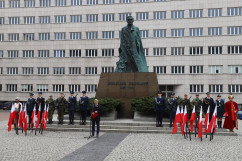 Wojewoda Jarosław Wieczorek przemawia do uczestników obchodów, w tle pomnik Wojciecha Korfantego/foto: ŚUW
