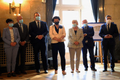 Uroczystość odsłonięcia zrekonstruowanych płaskorzeźb w Westybulu ŚUW - uczestnicy uroczystości podczas części wprowadzającej /fot. A. Księżnik/