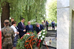 Uroczystości z okazji 130. rocznicy urodzin Alfonsa Zgrzebnioka połączone z obchodami 102. rocznicy wybuchu I Powstania Śląskiego. Wicewojewoda Robert Magdziarz składa wieniec przed grobem Alfonsa Zgrzebnioka/foto: I. Matuszewska