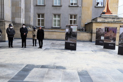 Przemówienie dyrektora IPN w Katowicach Andrzeja Sznajdera i widok na wystawę./fot. A. Herz/