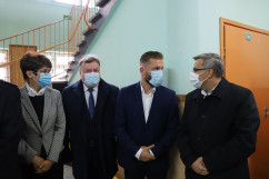 Wojewoda Wieczorek rozmawia z byłym kapitanem reprezentacji Polski Kubą Błaszczykowskim/fot. I. Matuszewska