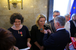 Galeria zdjęć z uroczystości wręczenia nauczycielom medali Komisji Edukacji Narodowej oraz nagród Ministra Edukacji Narodowej i Śląskiego Kuratora Oświaty, z udziałem wicewojewody Mariusza Trepki.