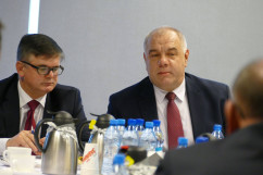Fotogaleria składająca się z dwóch zdjęć ze spotkania wicepremiera, ministra aktywów państwowych Jacka Sasina z zarządem i związkowcami Polskiej Grupy Górniczej/fot. A. Kucharzewska
