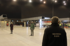 Galeria składająca się ze zdjęć z wizyty Prezesa Rady Ministrów Mateusza Morawieckiego w województwie śląskim. Premier wizytował budowę szpitala tymczasowego w MCK w Katowicach/fot. I. Matuszewska