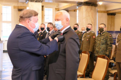 Uroczystość wręczenia odznaczeń państwowych - wręczenie odznaczenia przez Wicewojewodę Śląskiego /fot. B. Półrolnik/