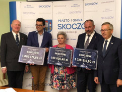 Galeria zdjęć z uroczystego przekazania czeków na realizację inwestycji drogowych w ramach Funduszu Dróg Samorządowych/fot. ŚUW