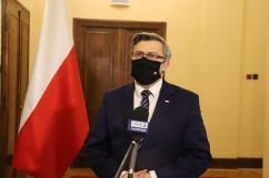 Uroczystość podniesienia flagi państwowej na maszt  przy udziale wojewody śląskiego Jarosława Wieczorka i wicewojewody Roberta Magdziarza