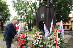Zdjęcie z wizyty minister rodziny i polityki społecznej Marleny Maląg w województwie śląskim. Wicewojewoda Jan Chrząszcz składa kwiaty pod tablicą pamiątkową w przededniu 41. rocznicy Pierwszego Strajku na Górnym Śląsku w tarnogórskim Fazosie/fot. ŚUW