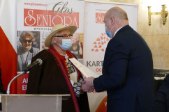 Ogłoszenie wyników konkursu na najaktywniejszego seniora i najaktywniejszą seniorkę w województwie - wręczenie nagród laureatom /fot. A. Księżnik/