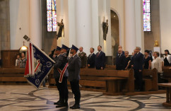 Obchody z okazji 100. rocznicy utworzenia Policji Województwa Śląskiego i przyłączenia części Górnego Śląska do Polski - uczestnicy wydarzenia podczas mszy św. /fot. B. Szwedowski/