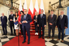 Konferencja prasowa podsumowująca wyniki naboru wniosków w ramach II edycji Programu Inwestycji Strategicznych - wszyscy uczestnicy konferencji, wypowiedź Wojewody Śląskiego /fot. A. Księżnik/