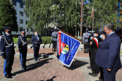 Wicewojewoda dokonuje aktu dekoracji na sztandarze III Liceum Ogólnokształcące im. gen. Władysława Andersa w Dąbrowie Górniczej/fot. I. Matuszewska