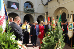 Przedstawiciele polskiego Parlamentu składają wieniec pod pomnikiem na Jasnej Górze/fot. A. Księżnik