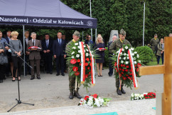 Uroczystości pogrzebowe śp. żołnierzy Franciszka Skrobola oraz Józefa Wawrzyńczyka - żołnierze składający wieńce /fot. A. Księżnik/