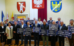 Galeria zdjęć z uroczystego przekazania czeków na realizację inwestycji drogowych w ramach Funduszu Dróg Samorządowych/fot. ŚUW