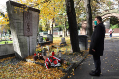 Odwiedziny cmentarzy i mogił w województwie śląskim z okazji Wszystkich Świętych /fot. ŚUW/