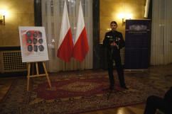 Zdjęcia z uroczystego odsłonięcia znaczka pocztowego Dziewięciu z 