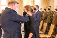 Uroczystość wręczenia odznaczeń państwowych - wręczenie odznaczenia przez Wicewojewodę Śląskiego /fot. B. Półrolnik/