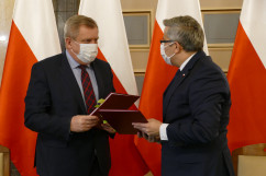 Wojewoda śląski przekazuje umowę na dofinansowanie gminy Pyskowice./fot. B. Szwedowski/
