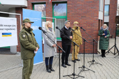 Pomoc dla obywateli Ukrainy. Otwarto punkt recepcyjny w Katowicach/fot. K. Szczepanek - zdjęcie przedstawia uczestników konferencji przed punktem recepcyjnym przy ul. Wita Stwosza 20.
