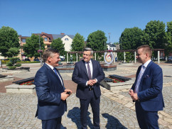 Podpisanie umów z samorządami w powiecie myszkowskim na dofinansowania na drogi oraz przewozy autobusowe 