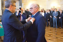 Fotogaleria z uroczystości wręczenia odznaczeń państwowych w Sali Marmurowej Śląskiego Urzędu Wojewódzkiego w Katowicach / fot. Anna Herz/
