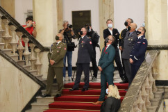 Uroczystość odsłonięcia zrekonstruowanych płaskorzeźb w Westybulu ŚUW - uczestnicy uroczystości podczas odsłaniania płaskorzeźb /fot. A. Księżnik/
