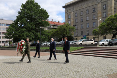 Złożenie wieńca pod pomnikiem Józefa Piłsudskiego /fot. A. Księżnik/
