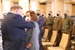 Uroczystość wręczenia odznaczeń państwowych - wręczenie odznaczenia przez Wicewojewodę Śląskiego /fot. B. Półrolnik/
