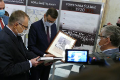 Otwarcie wystawy poświęconej Powstaniom Śląskim w Śląskim Urzędzie Wojewódzkim - zwiedzanie wystawy przez Prezesa Rady Ministrów /fot. B. Szwedowski/