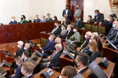 Otwarcie wystawy poświęconej Powstaniom Śląskim w Śląskim Urzędzie Wojewódzkim - uczestnicy konferencji towarzyszącej otwarciu wystawy /fot. B. Szwedowski/