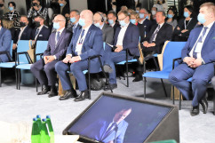 Wicewojewoda śląski na widowni wsłuchuje się w przemówienie marszałka woj. śląskiego Jakuba Chełstowskiego./ fot. A. Herz/