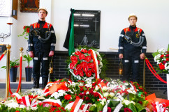 Zdjęcia z uroczystości odsłonięcia tablicy upamiętniającej tragiczną śmierć górników w KWK Zofiówka /fot. A. Kucharzewska/