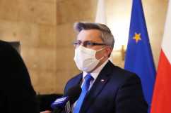 Dodatkowe 25 mln zł na zrównoważony transport w Śląskiem /fot. K. Szczepanek - wojewoda Jarosław Wieczorek podczas udzielania wywiadu